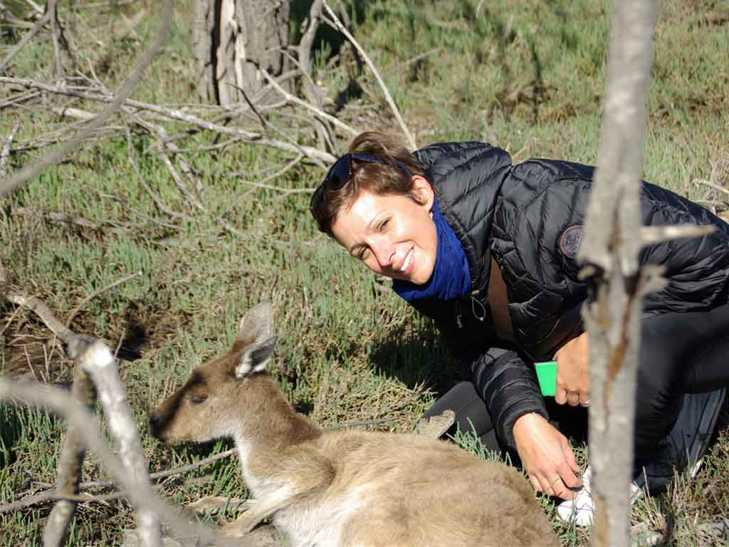 Laetitia Blondel auprès d'un kangourou, en Australie